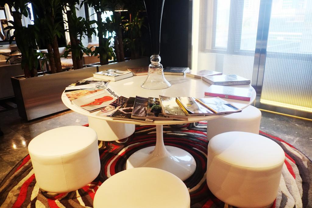 Hotel The Mira Hongkong Zewnętrze zdjęcie A table and stools in a lounge at Beijing Capital International Airport