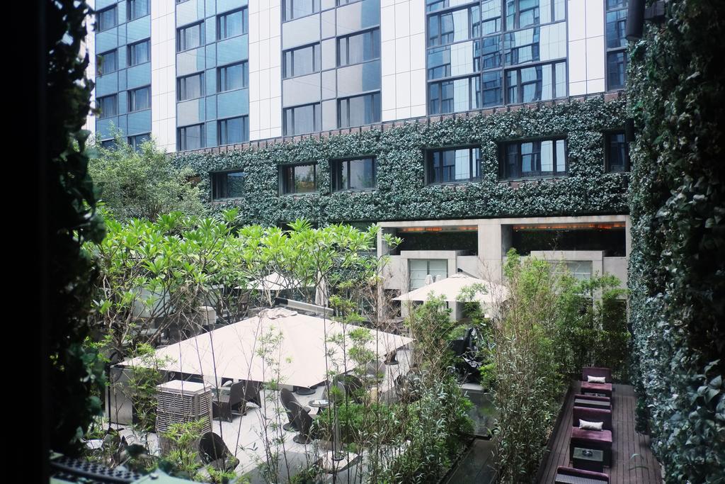 Hotel The Mira Hongkong Zewnętrze zdjęcie The hotel's courtyard