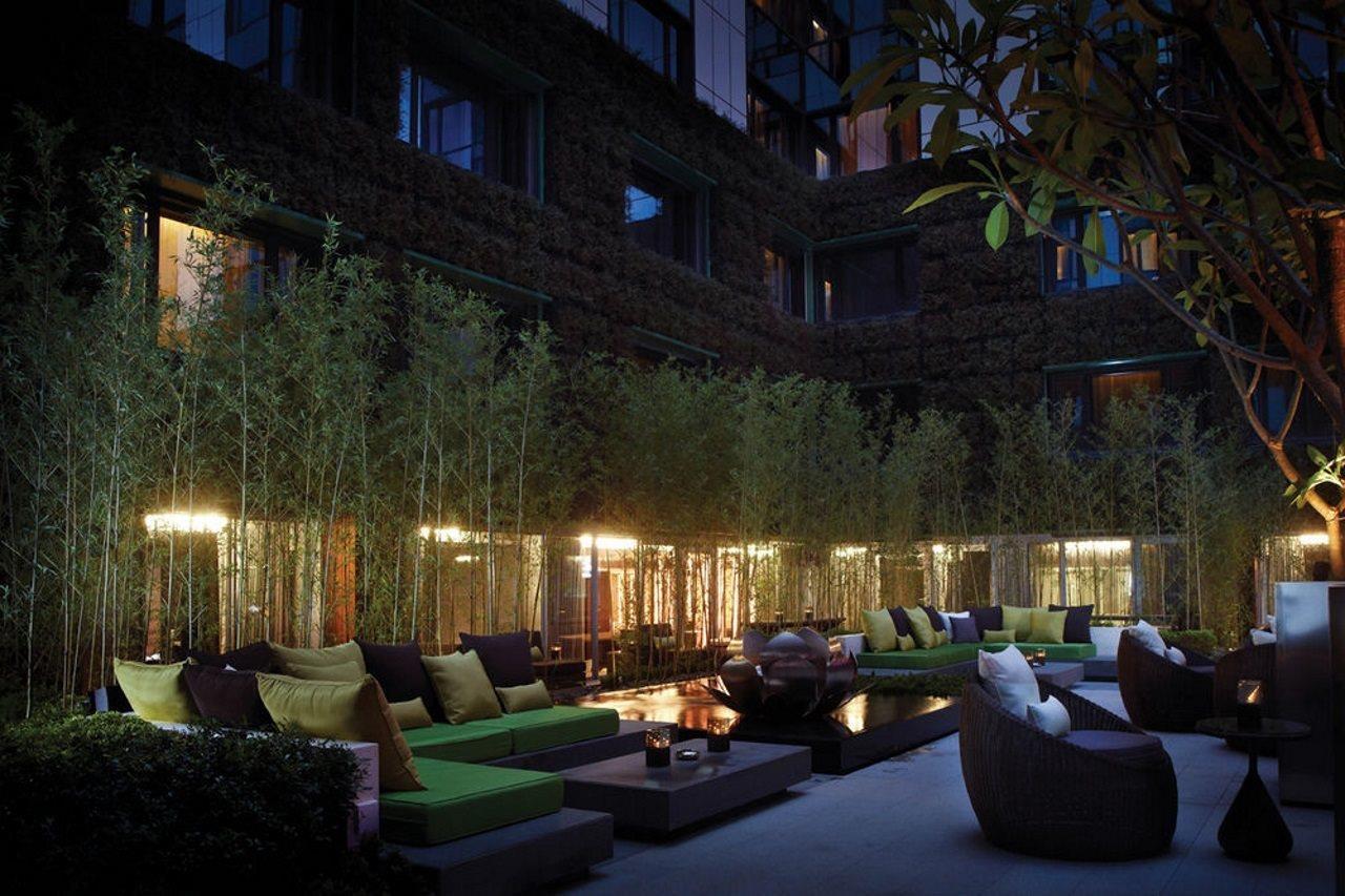 Hotel The Mira Hongkong Zewnętrze zdjęcie The courtyard at night